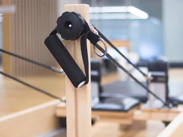 Gu&iacute;a para principiantes de equipos de Pilates: de Reformer a Cadillac y m&aacute;s all&aacute;