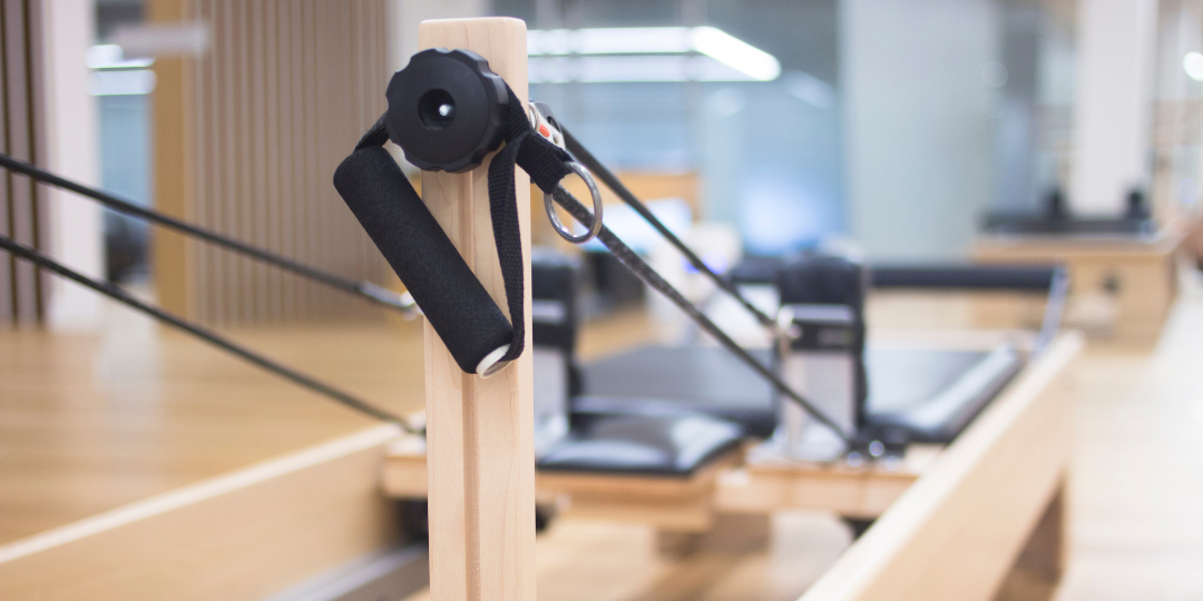 Guía para principiantes sobre equipos de Pilates: del Reformer al Cadillac y más allá